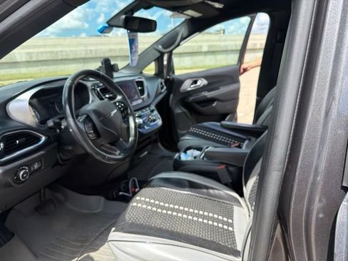Used 2019 Chrysler Pacifica Touring Plus w/ S Appearance Package FWD image 7