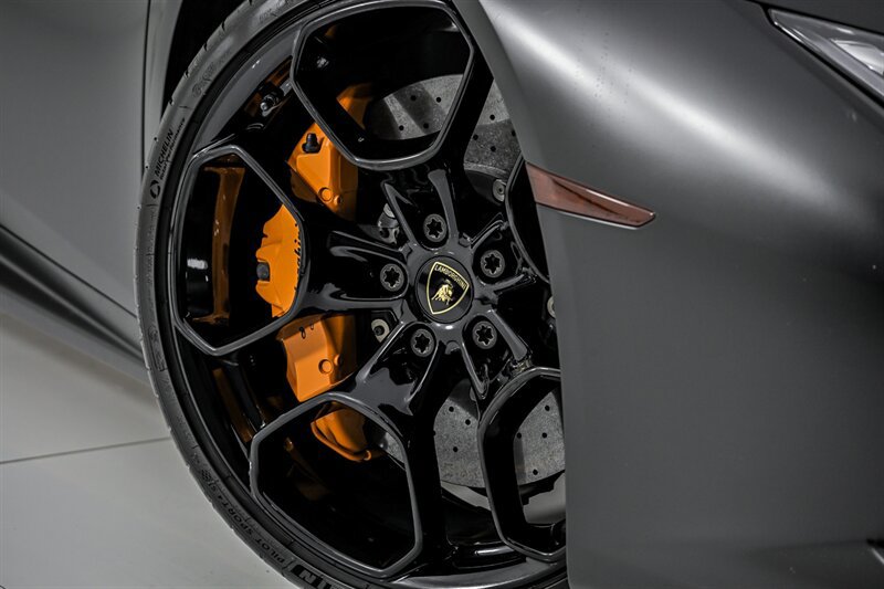 Used 2015 Lamborghini Huracan LP 610-4 AWD/4WD image 3