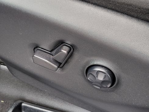 Used 2025 Chrysler Pacifica Limited FWD image 9