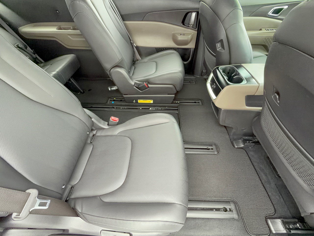 Used 2025 Kia Carnival EX FWD image 29
