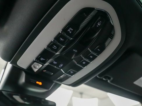 Certified 2021 Porsche Macan S image 28