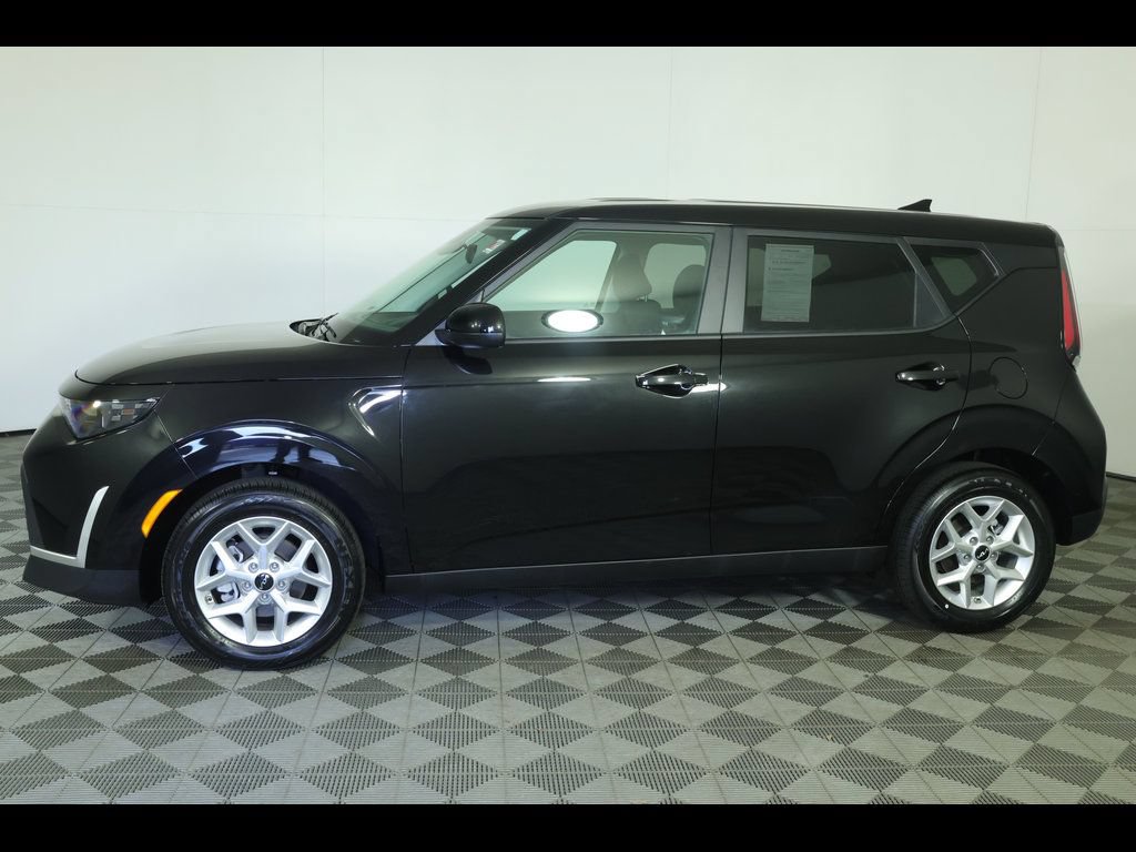 Used 2025 Kia Soul LX w/ LX Technology Package FWD image 12