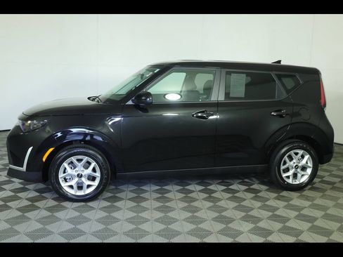 Used 2025 Kia Soul LX w/ LX Technology Package FWD image 12
