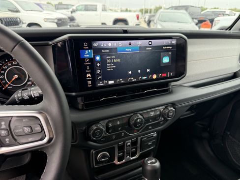 Used 2025 Jeep Wrangler Unlimited Sahara AWD/4WD image 20