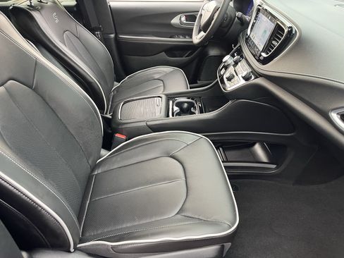 Certified 2026 Chrysler Pacifica Limited w/ S Appearance Package FWD image 11