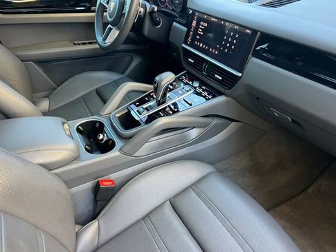 Used 2021 Porsche Cayenne AWD/4WD image 18