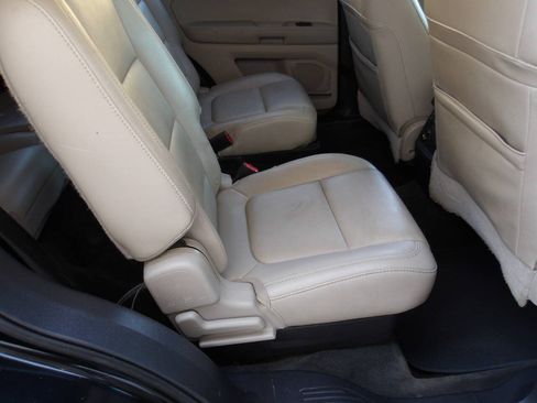 Used 2015 Ford Explorer XLT w/ Equipment Group 202A FWD image 22