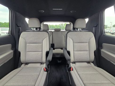 Used 2025 Chevrolet Traverse LT w/ LPO, Floor Liner Package FWD image 18
