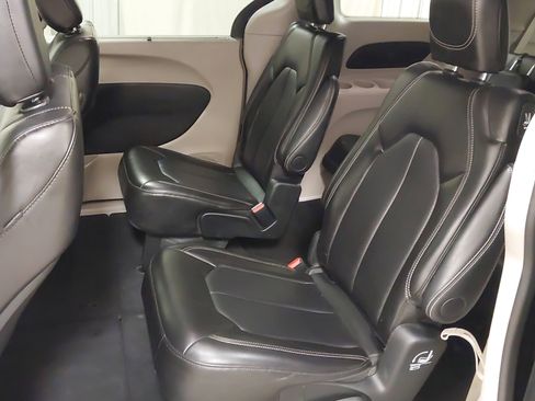 Used 2024 Chrysler Pacifica Touring-L image 38