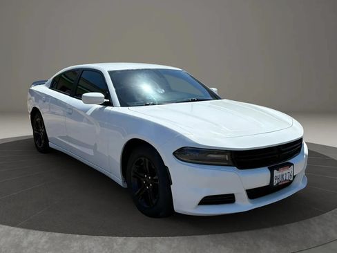 Used 2017 Dodge Charger SE RWD image 4