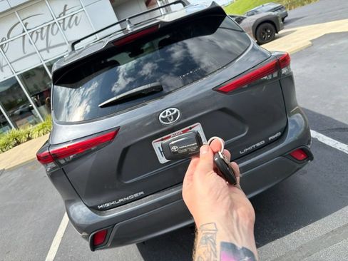 Used 2021 Toyota Highlander Limited AWD/4WD image 7
