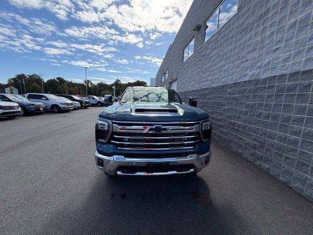 Used 2024 Chevrolet Silverado 3500 LTZ w/ LTZ Plus Package AWD/4WD image 2