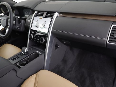 Used 2025 Land Rover Discovery Dynamic SE image 22