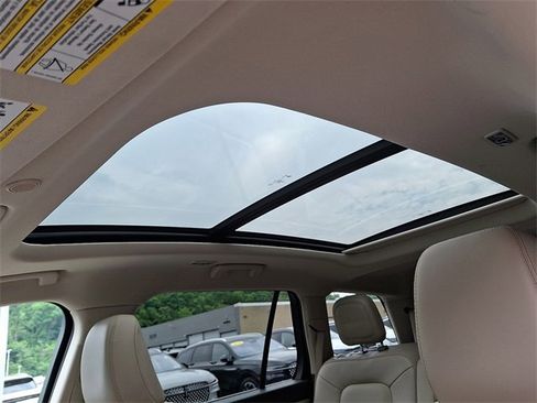 Used 2022 Lincoln Aviator AWD w/ Premium Package image 14