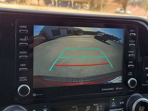 Used 2022 Toyota Highlander XLE AWD/4WD image 8