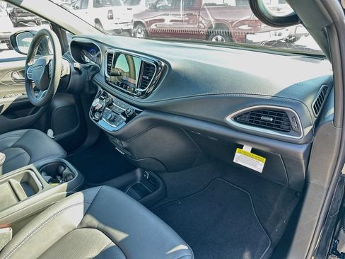 New 2027 Chrysler Pacifica Select FWD image 36