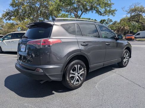 Used 2018 Toyota RAV4 LE FWD image 4