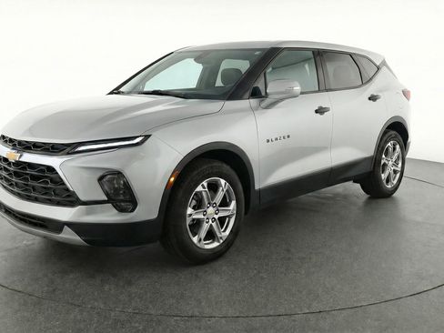 Used 2025 Chevrolet Blazer LT FWD image 3