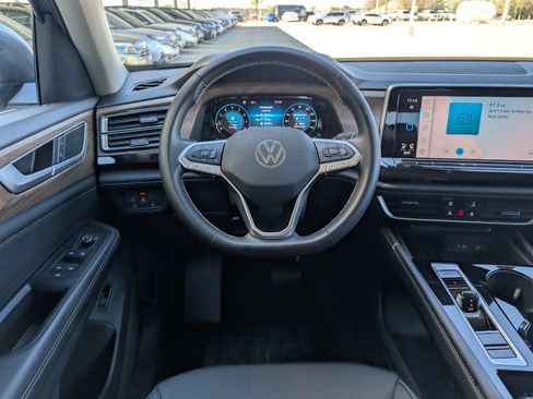 Used 2025 Volkswagen Atlas SE FWD image 21