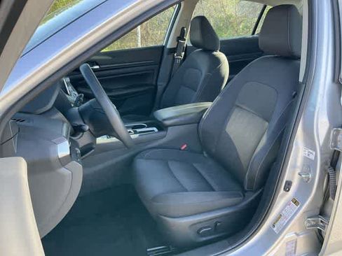 Used 2024 Nissan Altima 2.5 SV image 13