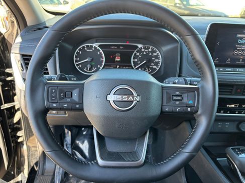 Used 2025 Nissan Rogue SV image 30