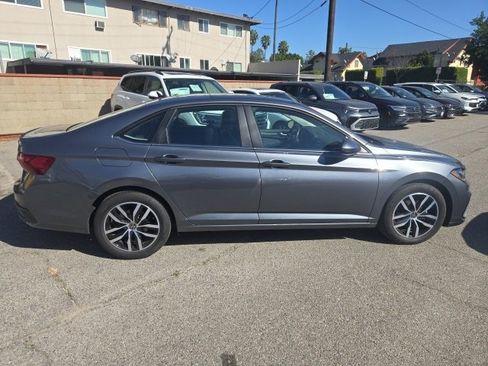 Certified 2025 Volkswagen Jetta SE w/ Sunroof Package image 1