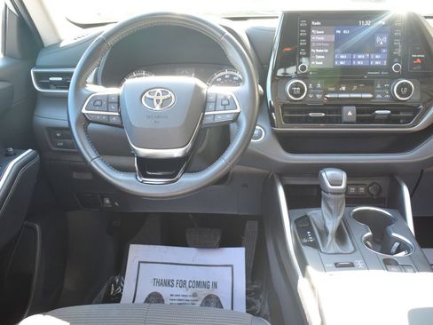 Used 2021 Toyota Highlander LE AWD/4WD image 3