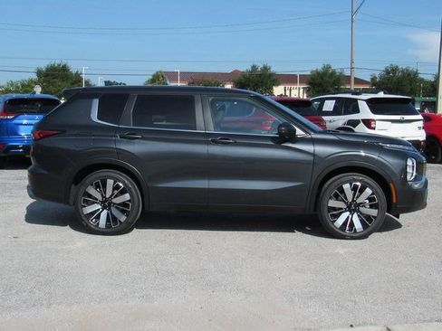 New 2025 Mitsubishi Outlander SE image 2