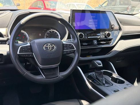 Certified 2025 Toyota Highlander XLE AWD/4WD image 33