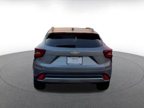 Used 2025 Chevrolet Trax LT image 11