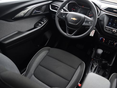 Used 2023 Chevrolet TrailBlazer LS image 2