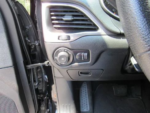 Used 2019 Jeep Cherokee Latitude w/ Popular Appearance Group FWD image 8