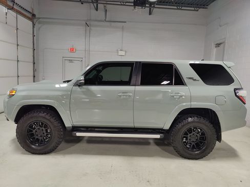 Used 2022 Toyota 4Runner TRD Off-Road Premium AWD/4WD image 28