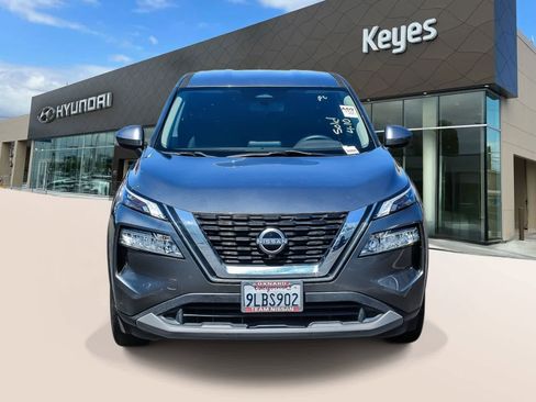 Used 2023 Nissan Rogue SV image 2