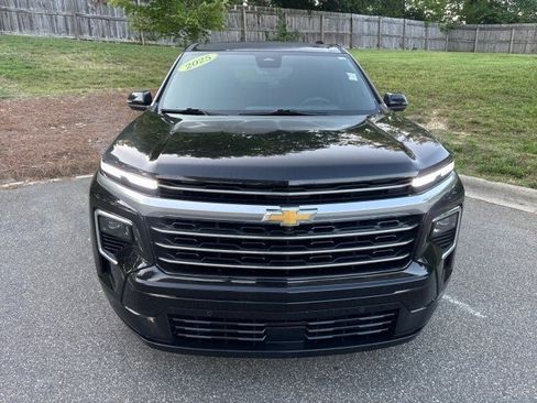 Used 2025 Chevrolet Traverse High Country FWD image 2