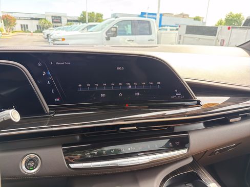 Used 2021 Cadillac Escalade Premium Luxury AWD/4WD image 23