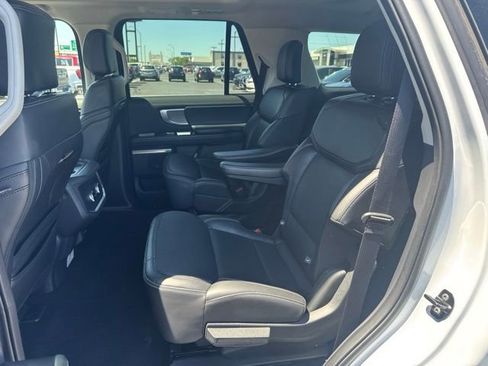 Used 2025 Ford Expedition Platinum AWD/4WD image 23