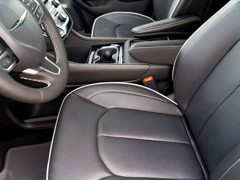 New 2026 Chrysler Pacifica Limited FWD image 9