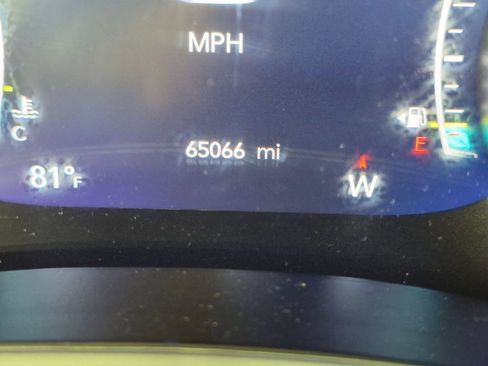 Used 2024 Chrysler Pacifica Touring-L FWD image 19