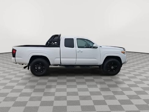 Used 2018 Toyota Tacoma SR image 9