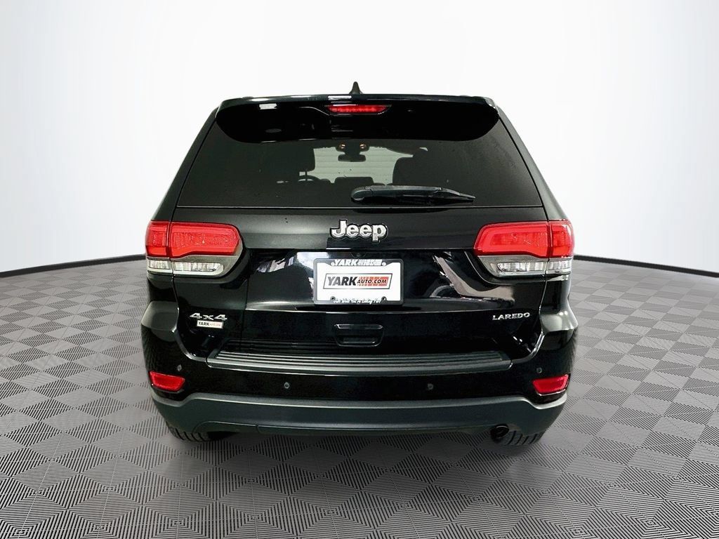 Used 2019 Jeep Grand Cherokee Laredo w/ Security & Convenience Group AWD/4WD image 9