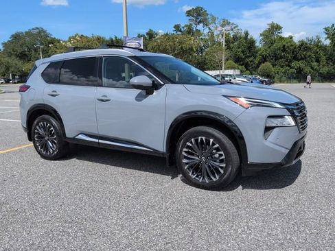 Used 2025 Nissan Rogue Platinum FWD image 2