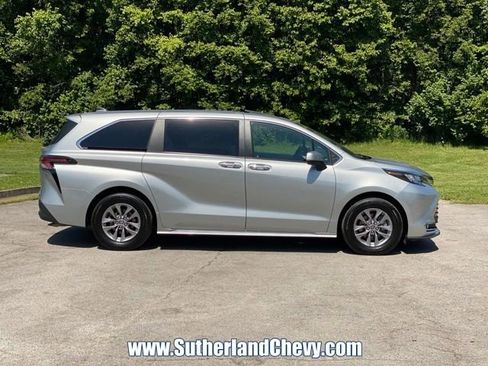 Used 2024 Toyota Sienna XLE AWD/4WD image 7