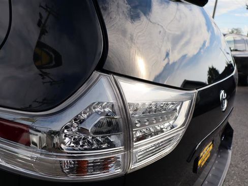 Used 2016 Toyota Sienna SE image 25