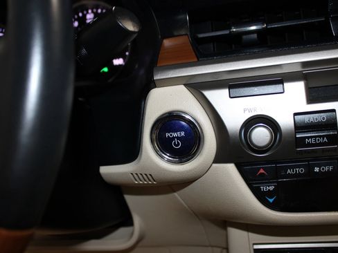 Used 2013 Lexus ES 300h w/ Luxury Pkg FWD image 18