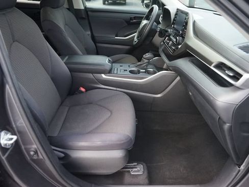 Used 2021 Toyota Highlander L FWD image 18
