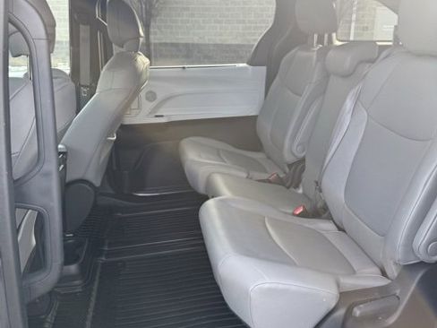 Used 2025 Toyota Sienna XLE image 33