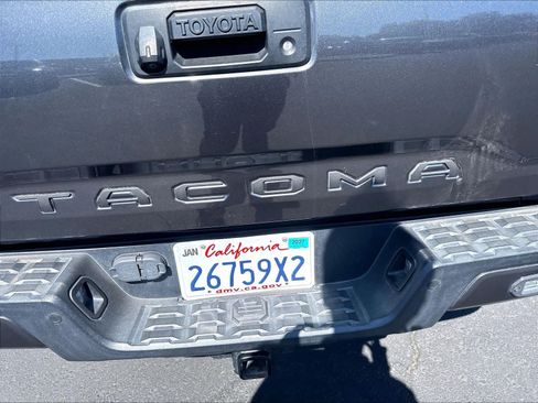 Used 2020 Toyota Tacoma TRD Off-Road w/ TRD Premium Off Road Package AWD/4WD image 25