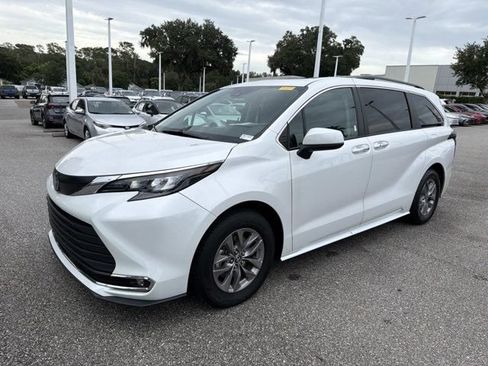 Certified 2024 Toyota Sienna XLE FWD image 5