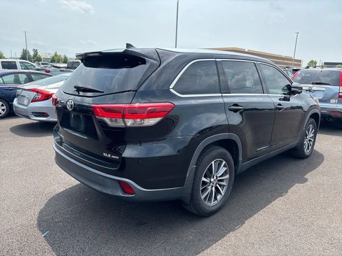 Used 2019 Toyota Highlander XLE AWD/4WD image 2